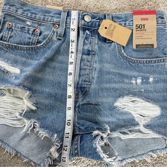 NWT Levi’s Women’s 501 Original Fit High Rise Jean Short 2.5” in Med Wash 28 - Picture 15 of 15